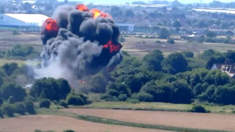 V Británii se při air show zřítila stíhačka
