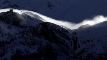 Vítr roznáší prachový sníh na hřebenech švýcarských Engstligenalp nedaleko Adelbodenu