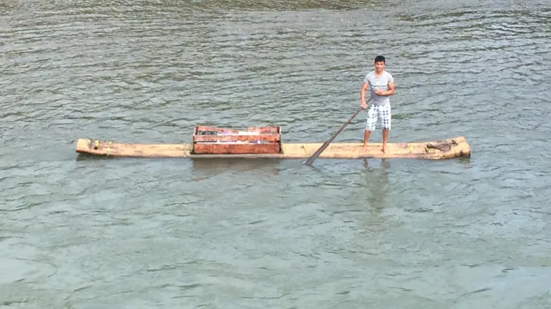 Řeku Li křižují bizarní plavidla