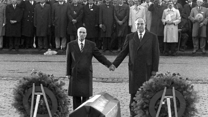 Francouzský prezident Francois Mitterrand a německý kancléř Helmut Kohl nad hroby u Verdunu (22. září 1984)