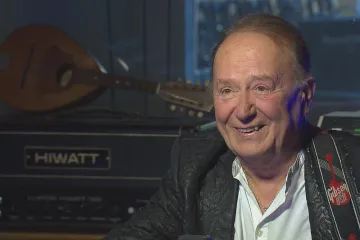 Pořád se mě drží tvůrčí neklid, říká Petr Janda. Směje se čím dál raději