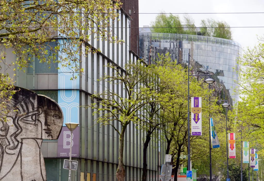 Novou budovou muzea, která nese přezdívku zrcadlová miska, dostavuje Museum Boijmans Van Beuningen v Rotterdamu