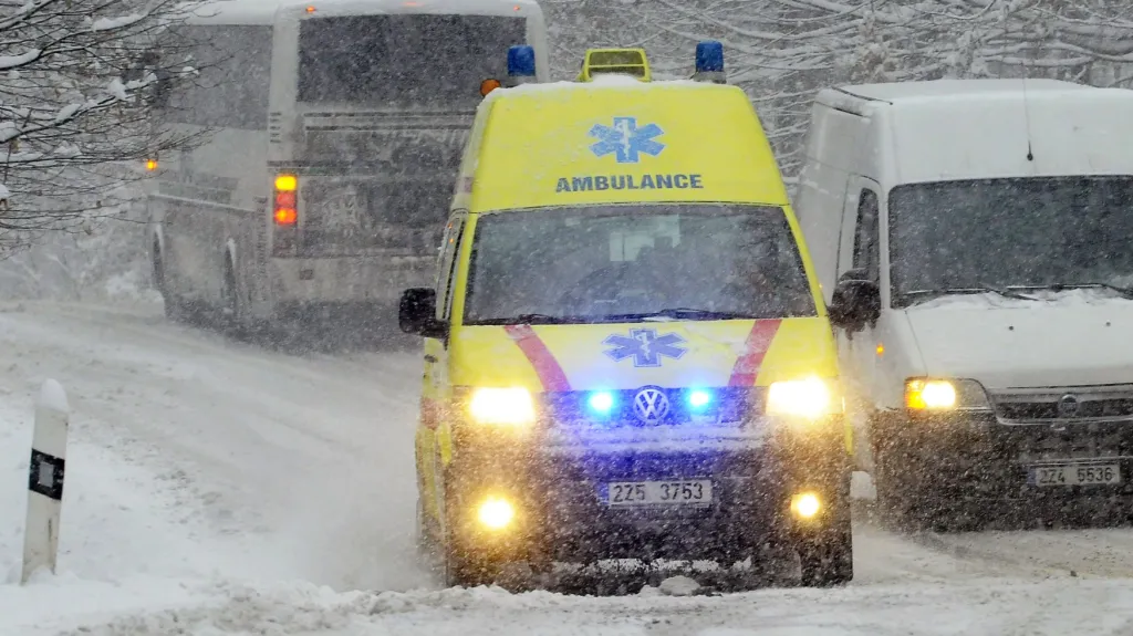Sanitka ve sněhové kalamitě
