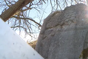 Kameníci renovují zapomenuté pomníčky připomínající tragédii v Javoříčku na konci války