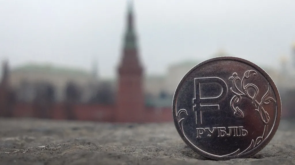 Ruský rubl v pozadí s Kremlem