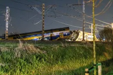 Vlak v Nizozemsku narazil do stavebního zařízení, jeden člověk zemřel