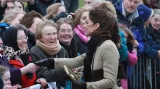 Kate Middletonová zdraví obyvatele velšského ostrova Anglesey