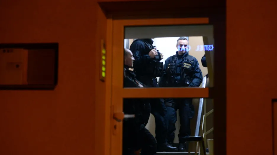 Policisté prohledávají velvyslaneckou rezidenci