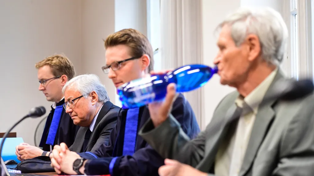 Jiří Stránský (druhý zleva) a Antonín Semecký (vpravo) u soudu (září 2020)