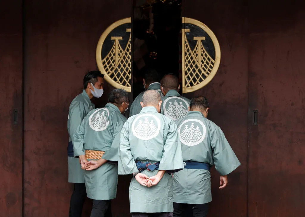 Muži vcházejí do šintoistické svatyně v Tokiu během svátku Sanja Matsuri. Se svátkem je spojený festival, který je považován za jeden z největších v Japonsku. Ten je zasvěcený třem mužům, kteří založili buddhistický chrám Senso-ji