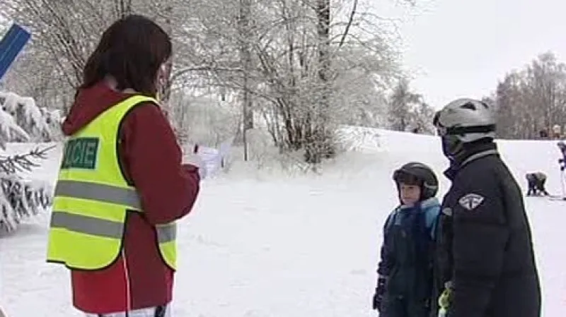 Policistka na sjezdovce obdorovává děti