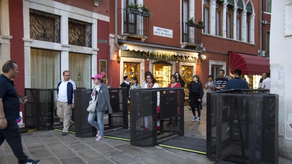 Benátky instalovaly na dvou místech dočasné turnikety proti turistům