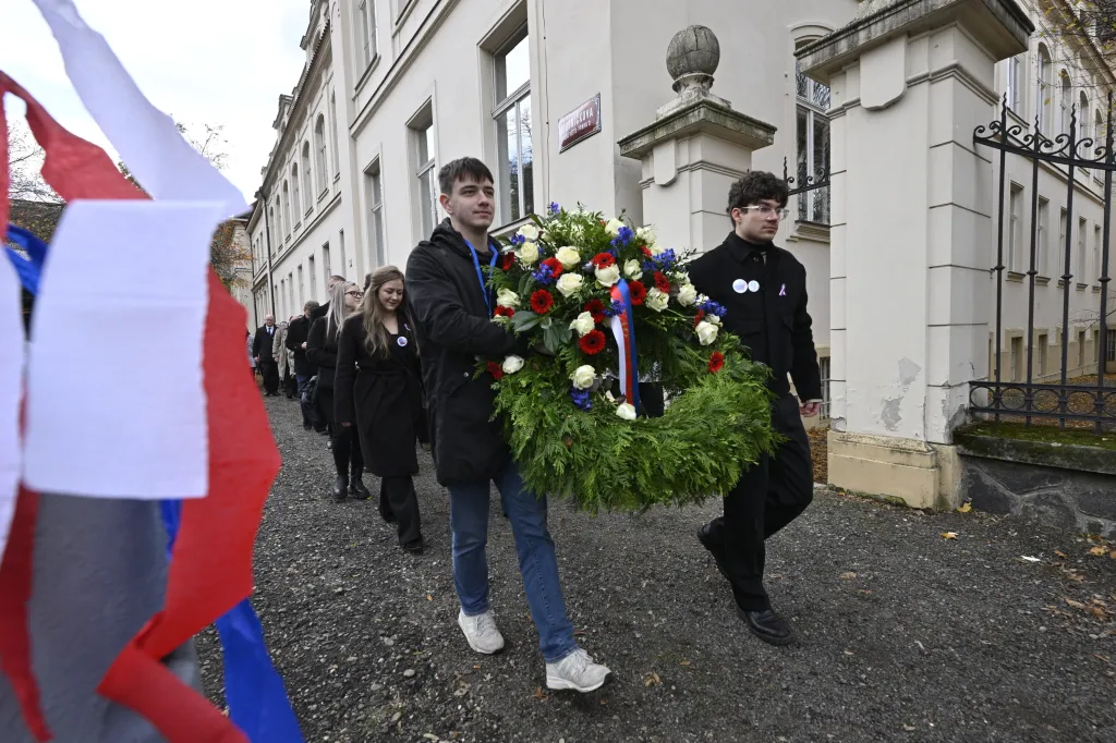 Studenti položili pietní věnec na vzpomínkovém shromáždění u pamětní desky na Albertově