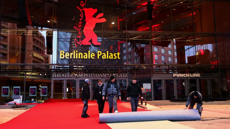Pokládání červeného koberce před Berlinale 2026