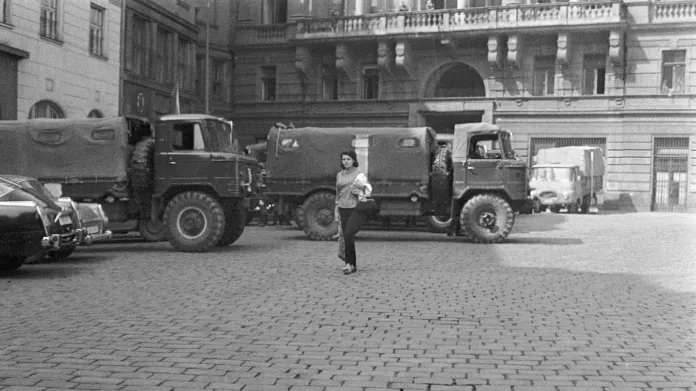 Vojenská technika u sídla parlamentu na Gorkého náměstí, srpen 1968