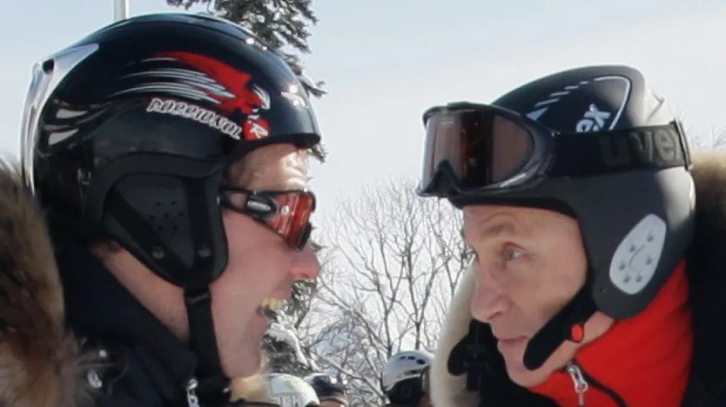 Dmitrij Medvěděv a Vladimir Putin na lyžích