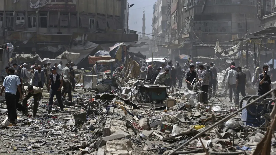 Následky náletu na trhu ve městě Douma u Damašku v Sýrii