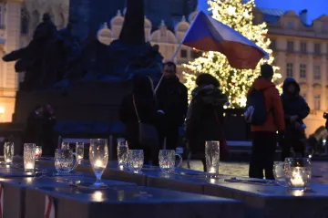 V Praze vznikla cesta z půllitrů a svíček jako protest proti opatřením