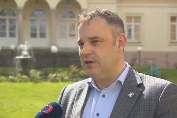 Daň z mimořádných zisků bank přinese nejspíš jen jednotky miliard, připouští Hampl