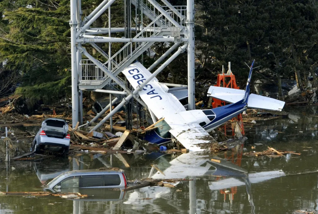 Následky zemětřesení a tsunami ve městě Sendai (12. 3. 2011)