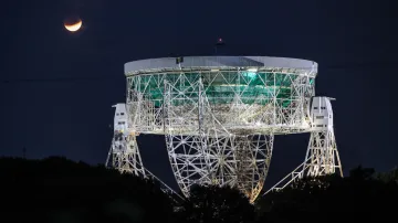 Částečné zatmění Měsíce  nad observatoří Jodrell Bank v Cheshire ve Velké Británii