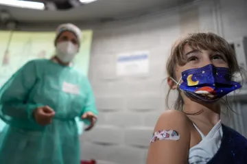 Pandemie ve světě: USA překonaly hranici 800 tisíc zemřelých, Británie má dosud nejvyšší počet nových případů