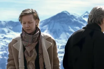 U soudu se pitvá podezřelá smrt i manželství. Začíná filmový projekt Tady Vary