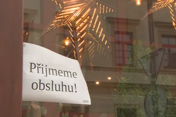 Majitel restaurace v inzerátu napsal, že hledá servírku. Má zaplatit pokutu za diskriminaci