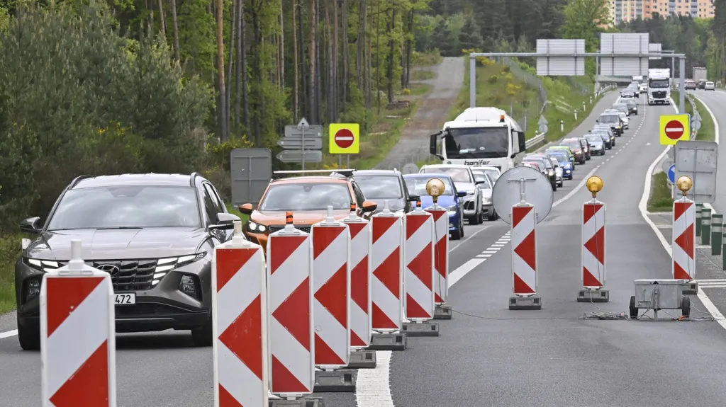 Kolona kvůli uzavřenému mostu u Třemošné