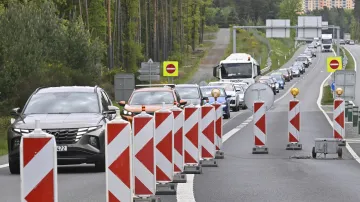 Kolona kvůli uzavřenému mostu u Třemošné