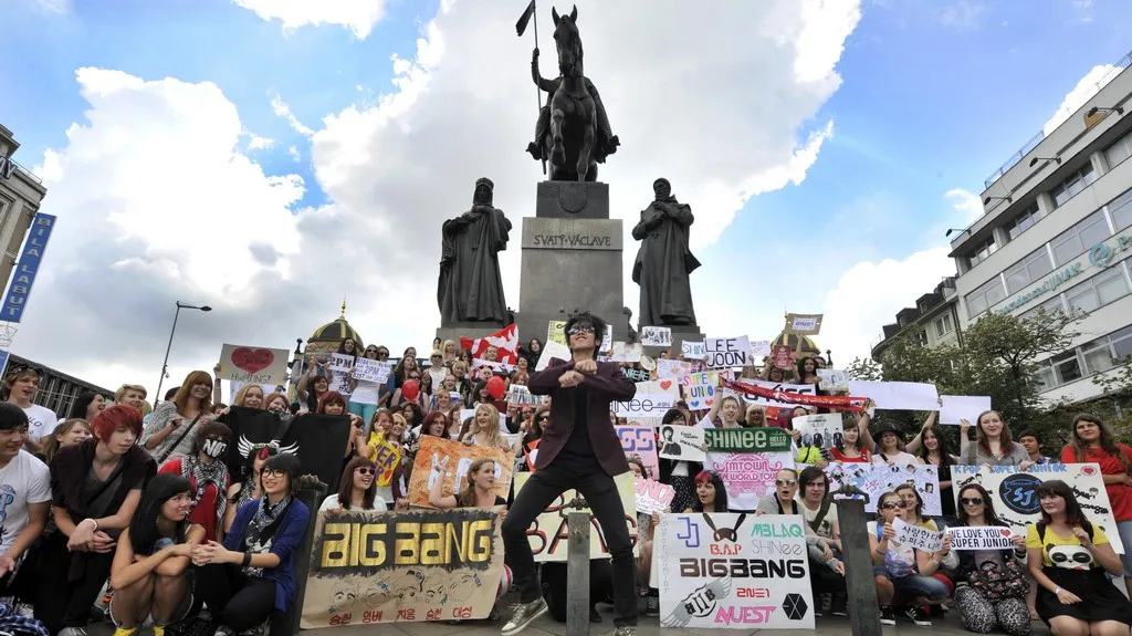 Taneční flashmob milovníků korejského popu