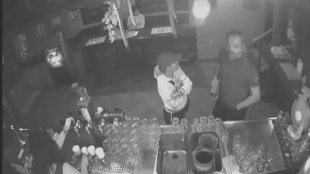 Policie pátrá po muži, který napadl svého známého