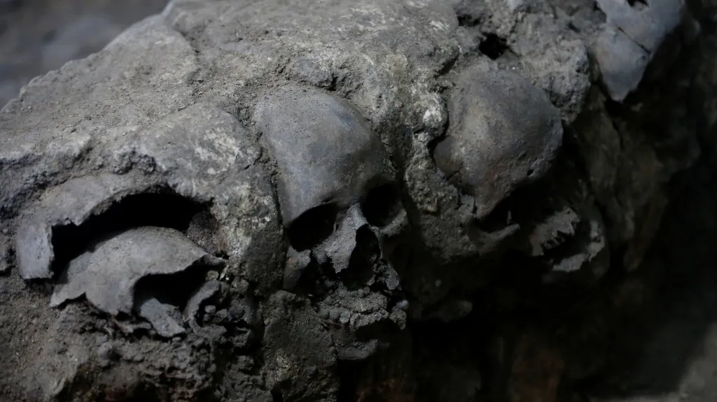 Aztécká věž s lebkami jako hlavním stavebním materiálem