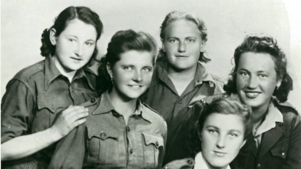 Olga Pěničková (první zleva) v roce 1944