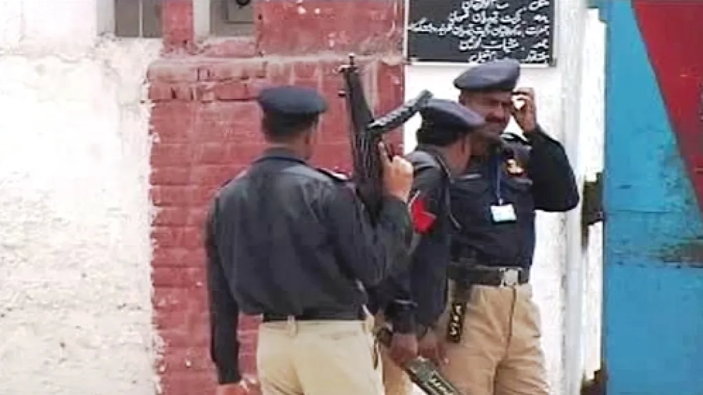 Stráž před branami pákistánské věznice