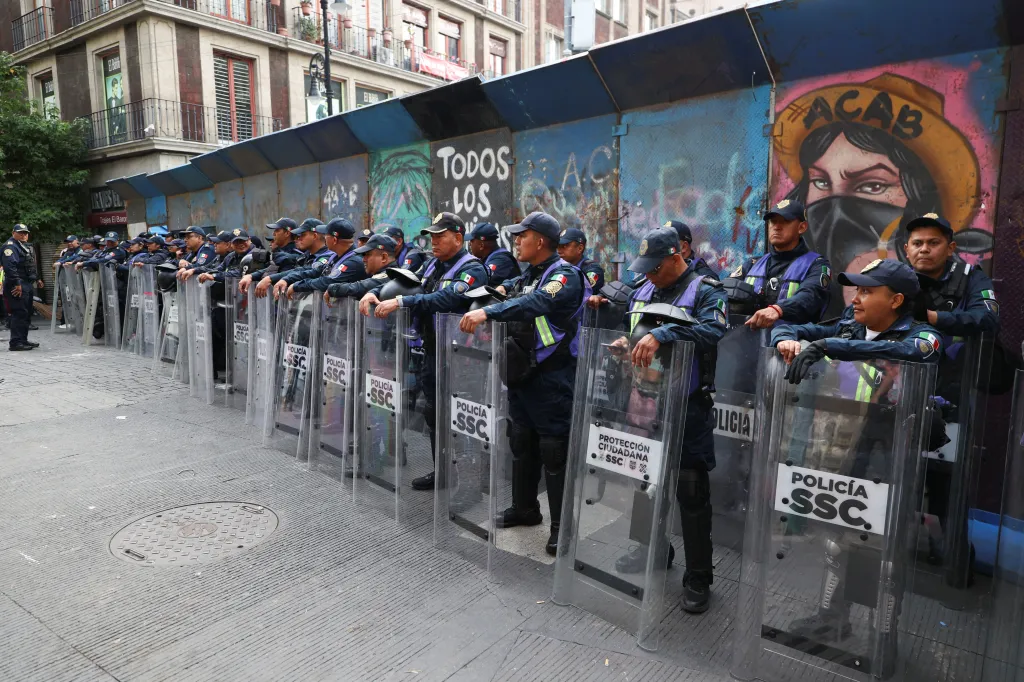 Policisté připravení poblíž náměstí Zócalo