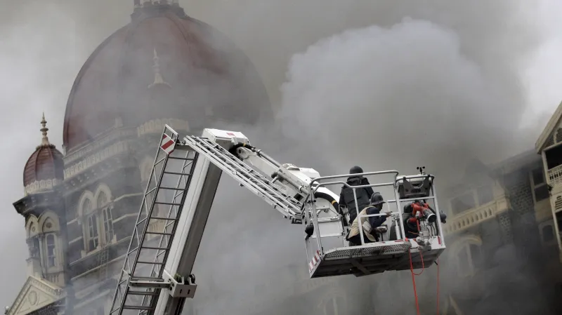 Speciální záchranné jednotky použíly hasičskou plošinu jako stanoviště pro ostřelovače