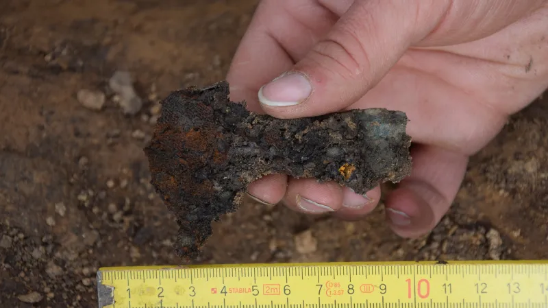 Nálezový stav spony se zbytky textilu