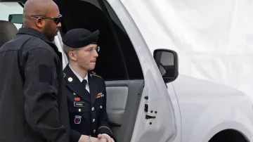 Bradley Manning na cestě k soudu