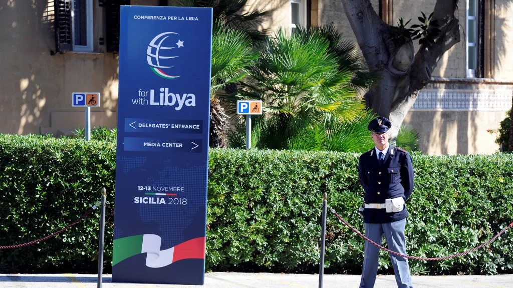Policista hlídkuje před místem konání konference o Libyi