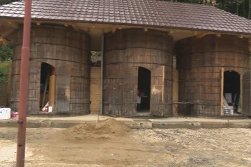 Na pozemku vyhořelé Slovácké búdy v Luhačovicích vyrostly dvě černé stavby. Řeší se jejich odstranění