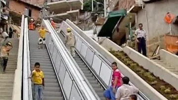 Venkovní eskalátor do chudinské čtvrti v Medellínu