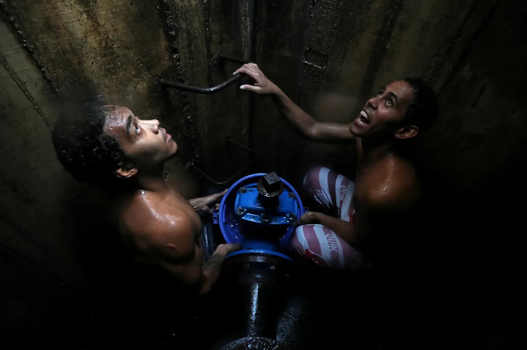 Obyvatelé venezuelského Caracasu odebírají vodu z podzemního vodovodu