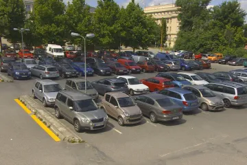 Jihlava zpoplatnila parkoviště u kulturního domu, auta se teď hromadí o pár metrů dál
