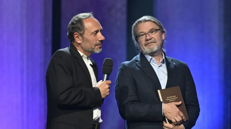 Literu za naučnou literaturu dostali ekolog Petr Pokorný (vlevo) a archeolog Petr Šída za knihu Hinterland