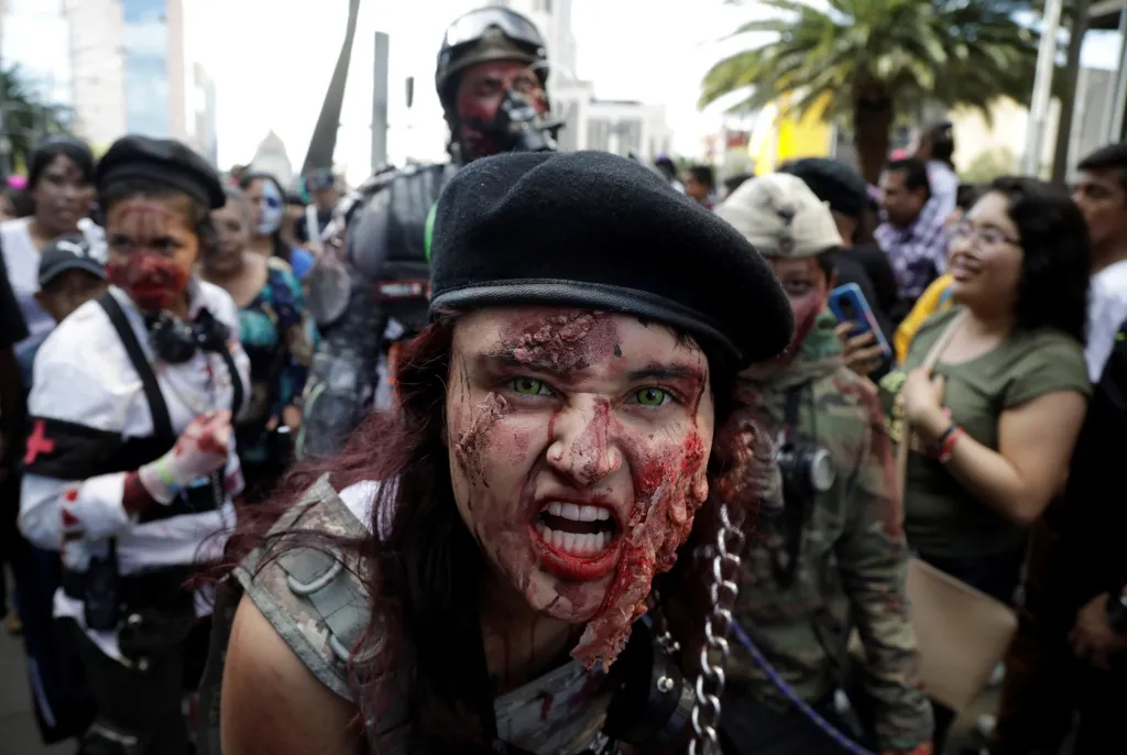 Jedna z účastnic každoročního zombie pochodu v hlavním městě Mexika