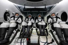 Na Zemi přistála loď Crew Dragon se čtyřmi astronauty. Kvůli počasí museli na návrat čekat několik dnů navíc