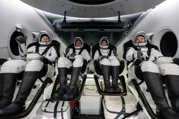 Na Zemi přistála loď Crew Dragon se čtyřmi astronauty. Kvůli počasí museli na návrat čekat několik dnů navíc