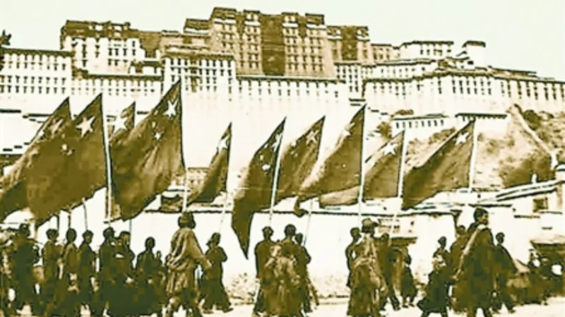 Vojáci Čínské lidové republiky vstupují do tibetského hlavního města Lhasy