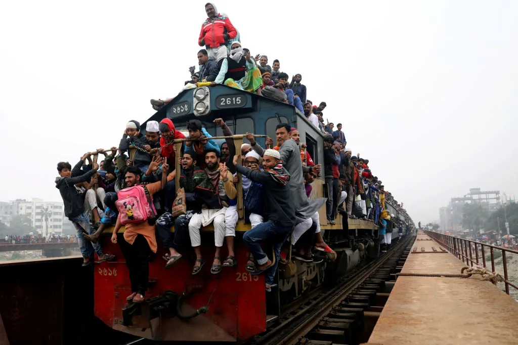 Tisíce muslimů se vracejí domů v přeplněném vlaku poté, co se zúčastnili závěrečné modlitby Bishwa Ijtema. Ta je považována za druhé největší muslimské shromáždění na světě. Fotografie z předměstí Dháky v Bangladéši
